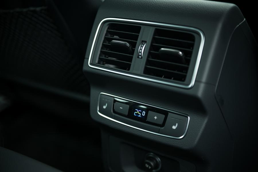 Детали интерьера Audi Q5 40 TDI Quattro 2019 года  (JP) (фото 12 из 20)